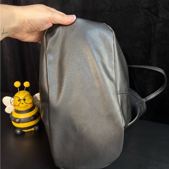 London Fog Classic Black Leather Tote |Gift with every purchase| 🐝 - Picture 6 of 8